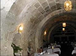 Interior iluminado del castillo